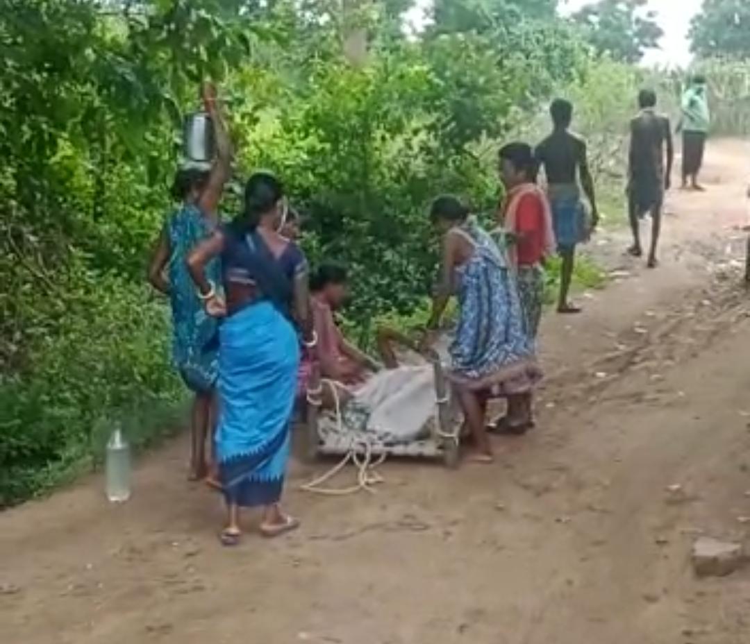 ଜନନୀ ଯନ୍ତ୍ରଣା ,ଖଟିଆରେ ବୁହାହୋଇ ନଈ ପାରି ହେଲେ ଓ ନଦୀ କୂଳରେ ପ୍ରସବ କଲେ ଗର୍ଭବତୀ 1 WhatsApp Image 2020 09 24 at 9.06.44 AM