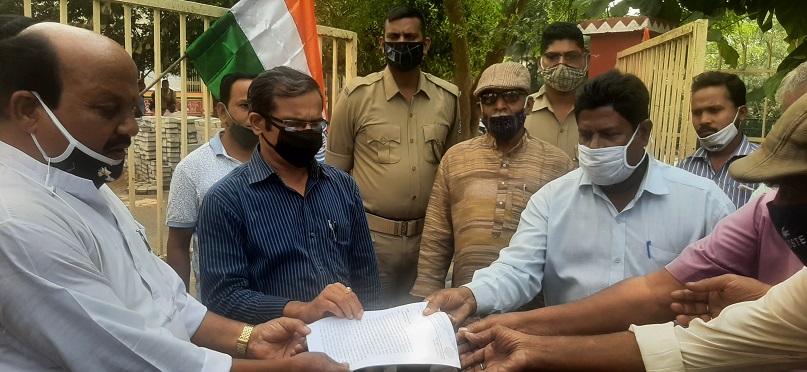 NIKHILA UTKAL GRAMINA CHASI MULIA SANGHA JILA COMMITEE PAKSHYARU JILAPALANKA KARJYALAYA SAMUKHARE PRATIBAD SABHA O DABIPATRA PRADANA 1
