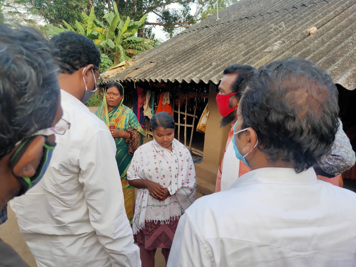 ଦୃଷ୍ଟିହୀନ ଝିଅକୁ ସାହାଯ୍ୟର ପ୍ରତିଶ୍ରୁତି ଦେଲେ ତହସିଲଦାର 1 WhatsApp Image 2020 11 24 at 8.27.36 PM