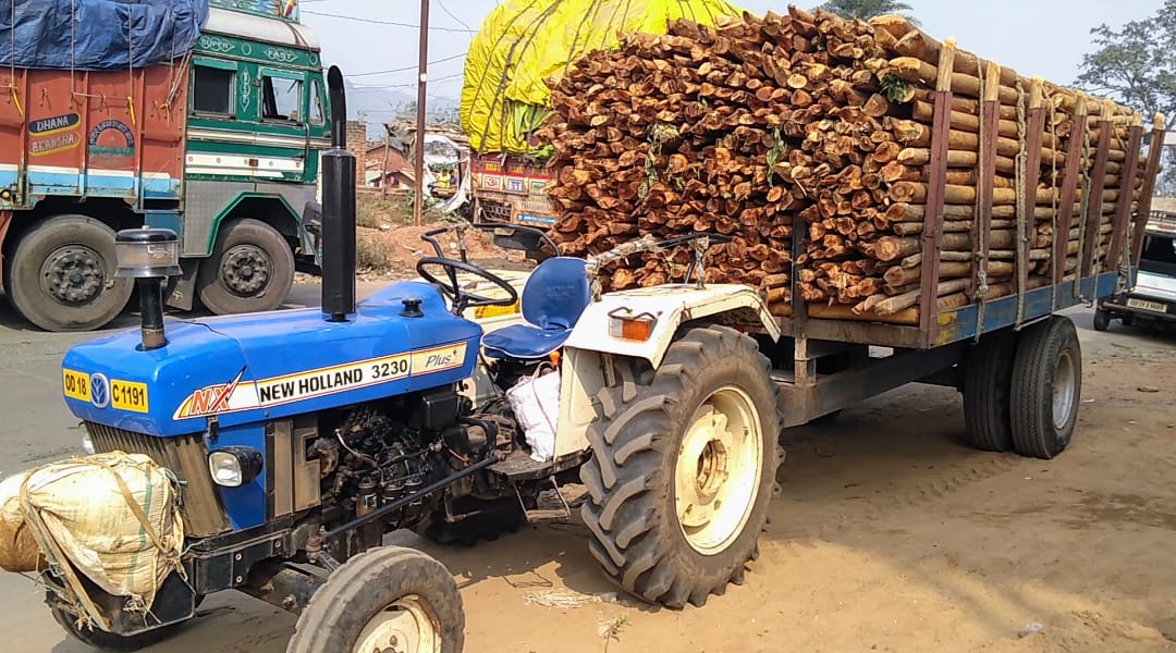 ରେଳ ଫାଟକକୁ ଧକ୍କା ଦେଲା କାଠ ବୋଝେଇ ଟ୍ରାକ୍ଟର, ଟ୍ରାଫିକ ଜାମ 1 WhatsApp Image 2020 12 18 at 2.37.35 PM