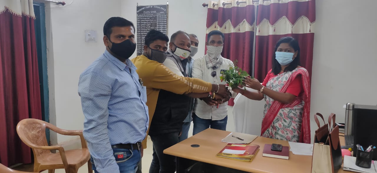 ଡାବୁଗାଁ ସାମ୍ବାଦିକ ସଙ୍ଘ ତରଫରୁ ନୂତନ ତହସିଲଦାର ଙ୍କୁ ସ୍ୱାଗତ ସମ୍ବର୍ଦ୍ଧନା 2 WhatsApp Image 2021 01 15 at 4.45.06 PM