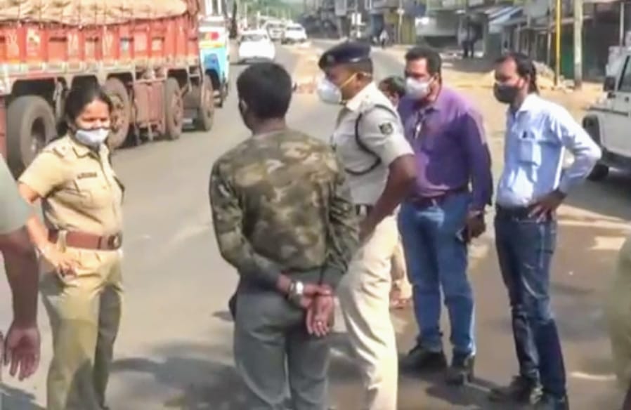 ମୁନିଗୁଡାରେ ସପ୍ତାହନ୍ତ ସଟଡାଉନ, ପୋଲିସ ପେଟ୍ରୋଲିଂ କଡାକଡି। 1 WhatsApp Image 2021 04 24 at 2.32.59 PM