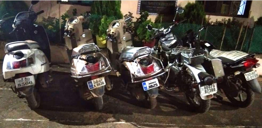 ହିଞ୍ଜିଳି ପୋଲିସ ପକ୍ଷରୁ ଜୁଆ ଆଡ୍ଡା ଚଢ଼ାଉ-୪ ଗିରଫ:୫୧,୨୦୦ ଟଙ୍କା,୫ ମୋଟର ସାଇକେଲ,୫ ମୋବାଇଲ ଜବତ 1 WhatsApp Image 2021 07 30 at 10.05.18 PM