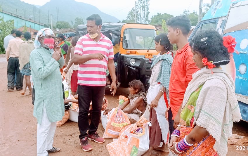 ଡଙ୍ଗରିଆ ଆଦିବାସୀ ପରିବାରଙ୍କୁ ଖାଦ୍ୟ ସାମଗ୍ରୀ ବଣ୍ଟନ 1 WhatsApp Image 2021 07 31 at 1.42.24 PM