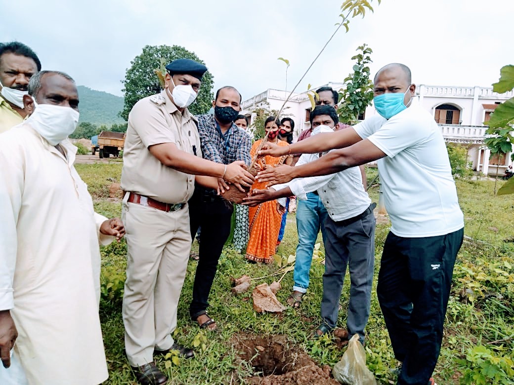 ମୁନିଗୁଡା ସମ୍ବାଦ ସାହିତ୍ୟ ଘର ତରଫରୁ ସାମୂହିକ ବୃକ୍ଷ ରୋପଣ 1 WhatsApp Image 2021 08 01 at 11.50.09 AM