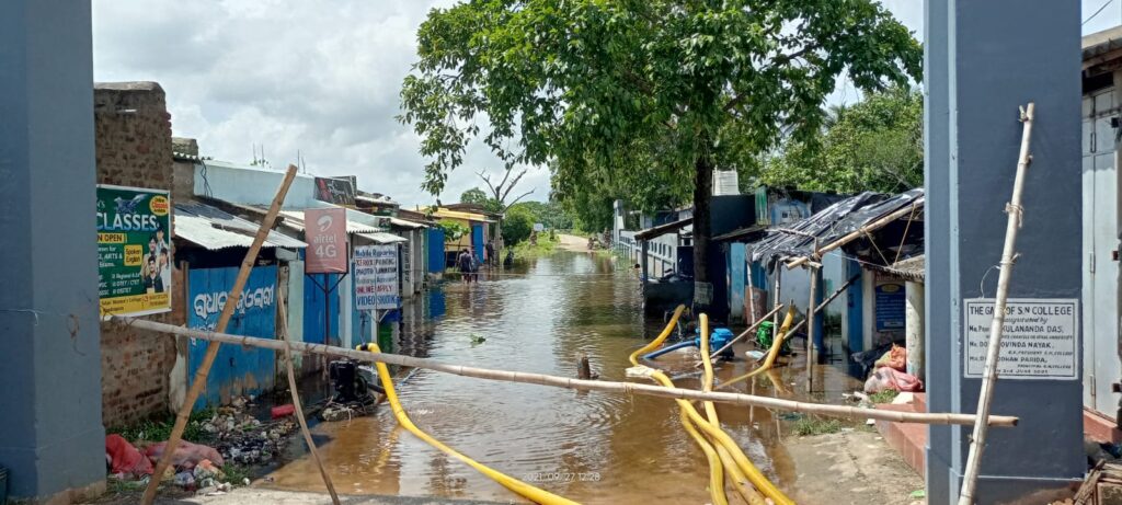 ପାଣିରେ ପଡ଼ିଲା ୭୦ ଲକ୍ଷ, ଏସ୍ଏନ୍ କଲେଜ ରାସ୍ତାରୁ ନିଷ୍କାସନ ହୋଇପାରୁନି ବର୍ଷା ପାଣି 1 sn college road at Rajkanika water problem